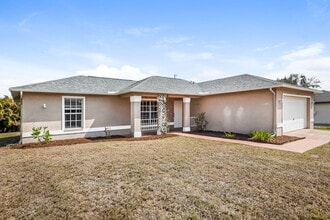 811 SW 14th Pl in Cape Coral, FL - Foto de edificio - Building Photo