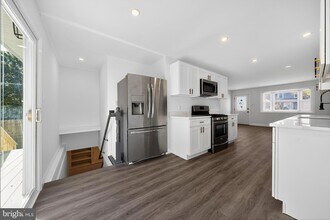 8 Marley Neck Rd in Glen Burnie, MD - Foto de edificio - Building Photo