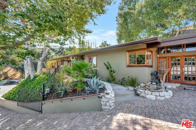 15511 Woodcrest Dr in Los Angeles, CA - Building Photo - Building Photo
