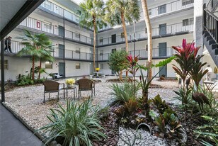 2800 Somerset Dr in Lauderdale Lakes, FL - Building Photo