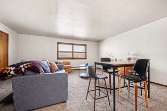 2017 Commerce Blvd, Unit #201 in Mound, MN - Foto de edificio - Building Photo