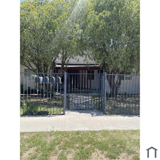 2139 S Lee Ave in Fresno, CA - Building Photo - Building Photo