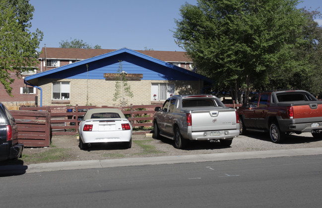 Sloan's Lake Aprtment in Wheat Ridge, CO - Foto de edificio - Building Photo