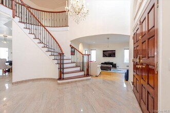 11 Drury Ln in Great Neck, NY - Foto de edificio - Building Photo