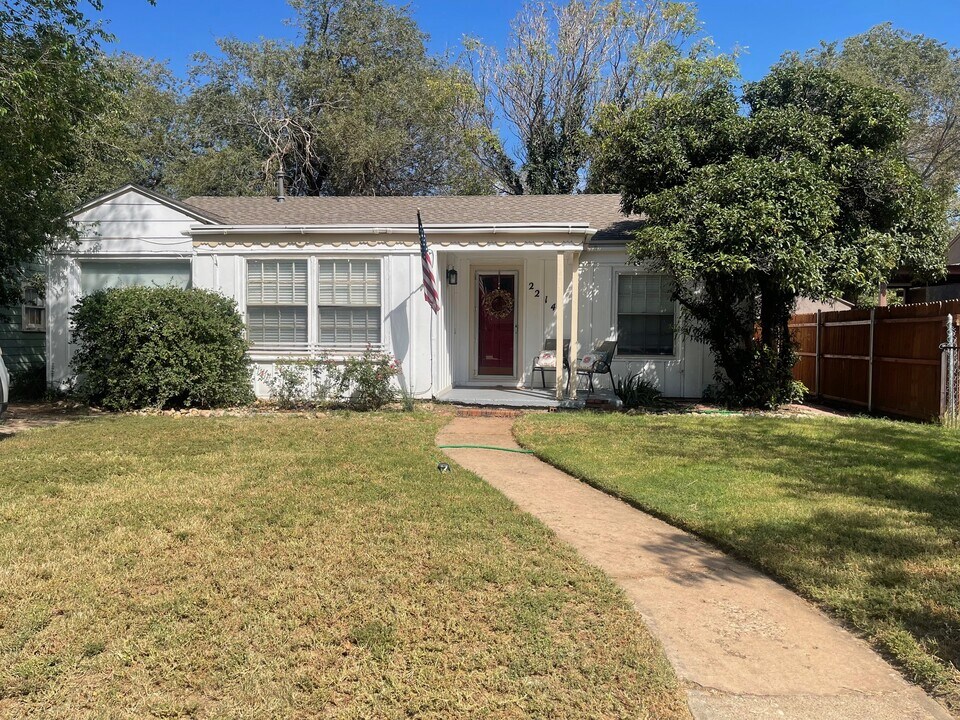 2214 21st St in Lubbock, TX - Foto de edificio