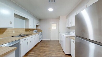 3921 Olive St, Unit B in Bryan, TX - Foto de edificio - Building Photo