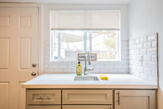 4770 Bancroft St Studio B, Unit 4768 in San Diego, CA - Foto de edificio - Building Photo