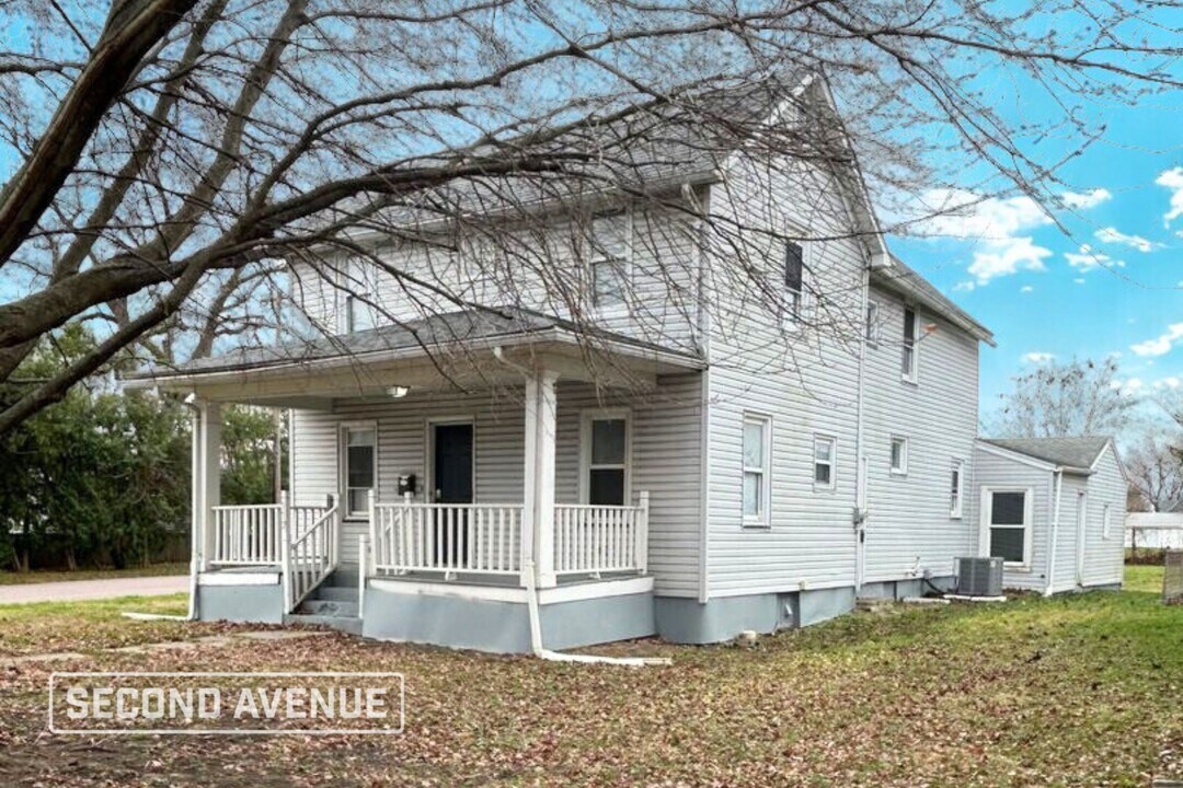 972 N Academy St in Galesburg, IL - Building Photo