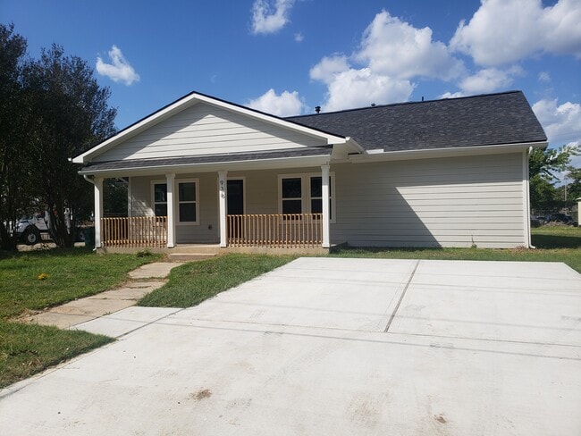 936 W Austin St in Conroe, TX - Building Photo - Building Photo