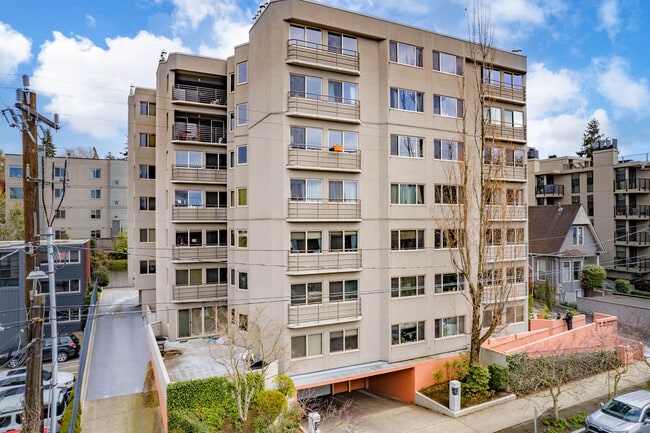 Hillsborough Apartments in Seattle, WA - Foto de edificio - Primary Photo