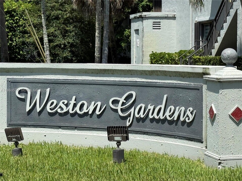 16541 Blatt Blvd in Weston, FL - Building Photo