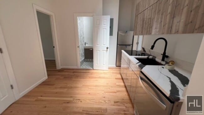 VERY BRIGHT AND COZY 4 BEDROOMS/2 FULL BAT in Brooklyn, NY - Building Photo - Building Photo