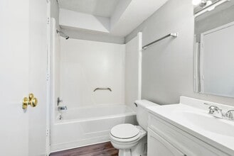 Leavitt Park Apartments - Waterloo, IA in Waterloo, IA - Building Photo - Building Photo