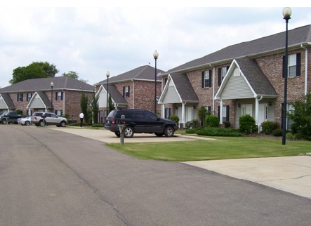 Lake Pointe Apartments in Starkville, MS - Foto de edificio - Building Photo