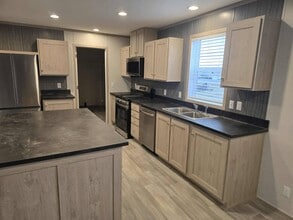 415 NW Poplar Ave in Earlham, IA - Building Photo - Building Photo