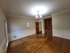 2438 Kings Arms Dr in Atlanta, GA - Building Photo - Building Photo