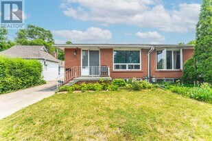 53 Sanford St in Barrie, ON - Building Photo