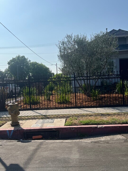 1402 E 48th Pl in Los Angeles, CA - Building Photo