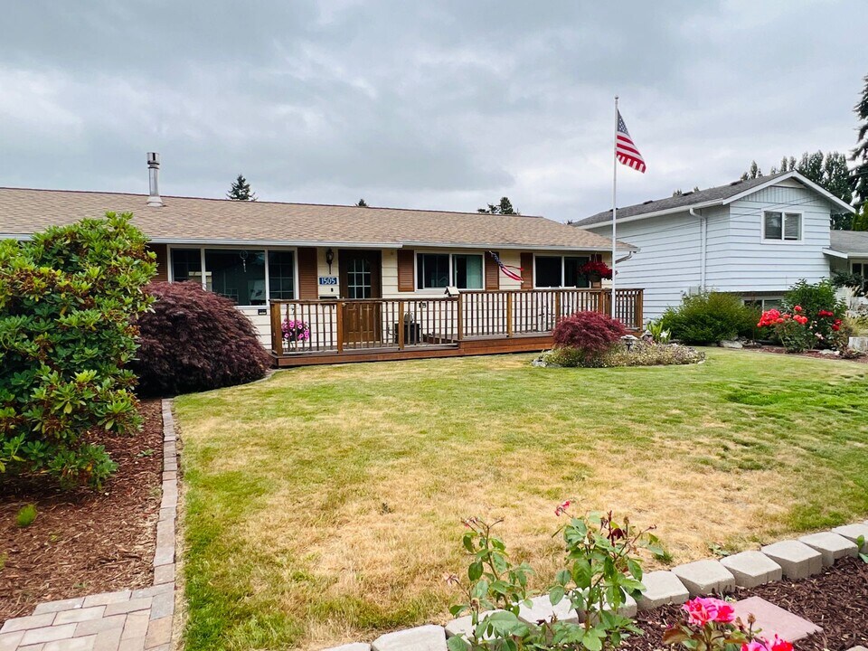 1505 E Hazel Ave in Burlington, WA - Building Photo