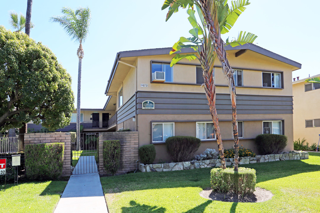 Hillcrest Manor in Garden Grove, CA - Building Photo