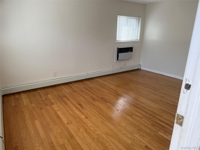 55 Hickory Rd in Port Washington, NY - Building Photo - Building Photo