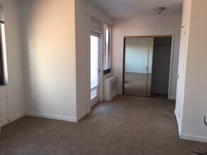 1121 Arlington Blvd, Unit 1016 in Arlington, VA - Foto de edificio - Building Photo