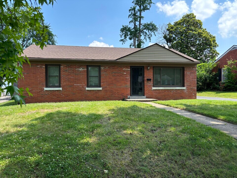 817 Della Dr in Lexington, KY - Building Photo