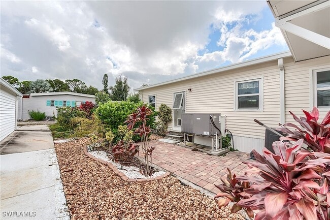 24631 S Seas Blvd in Bonita Springs, FL - Foto de edificio - Building Photo