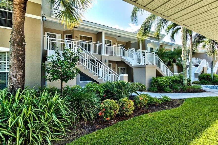 1970 Willow Bend Cir, Unit 6-102 in Naples, FL - Building Photo