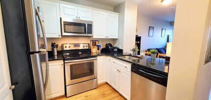 145 Bennington St, Unit 109 in Revere, MA - Foto de edificio - Building Photo