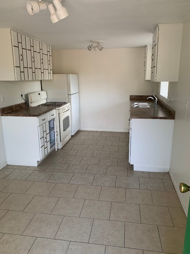 property at 826 E Lee St