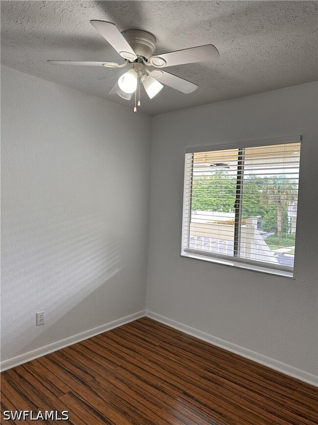 4629 Bayshore Dr in Naples, FL - Building Photo - Building Photo