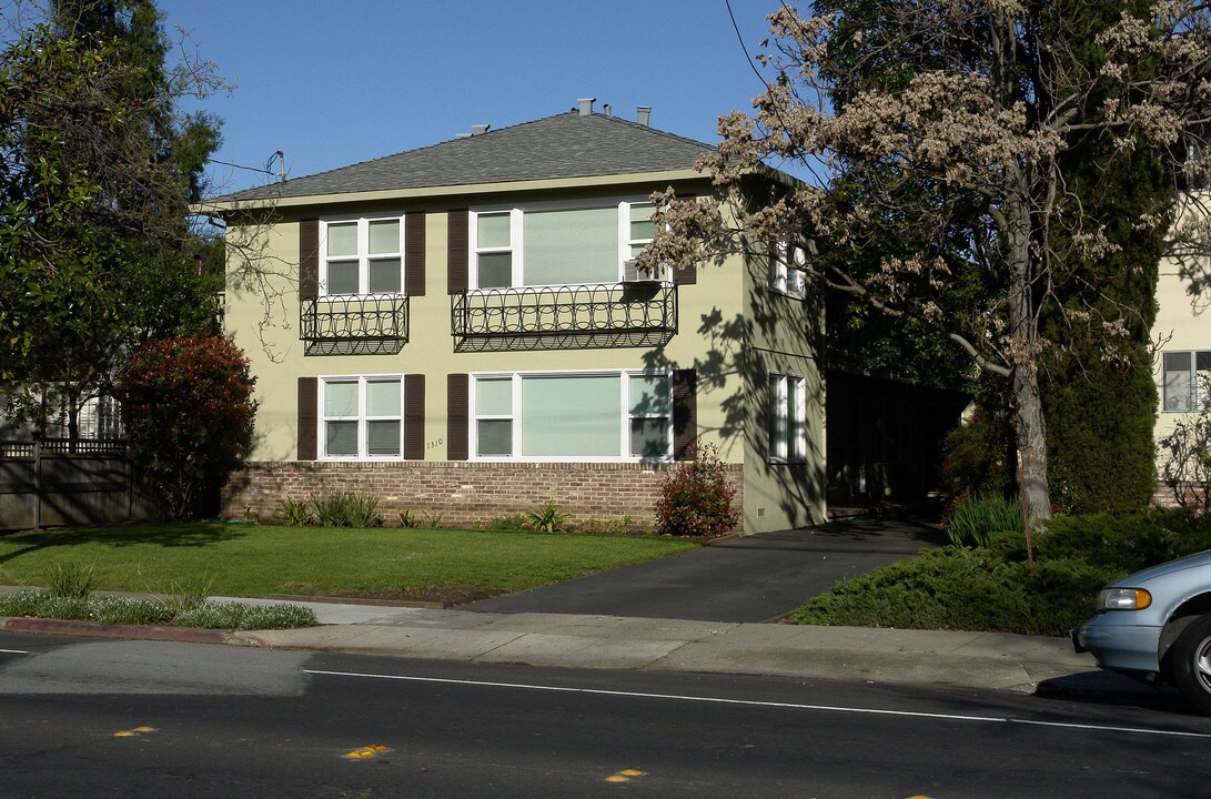 1310 Whipple Ave in Redwood City, CA - Foto de edificio