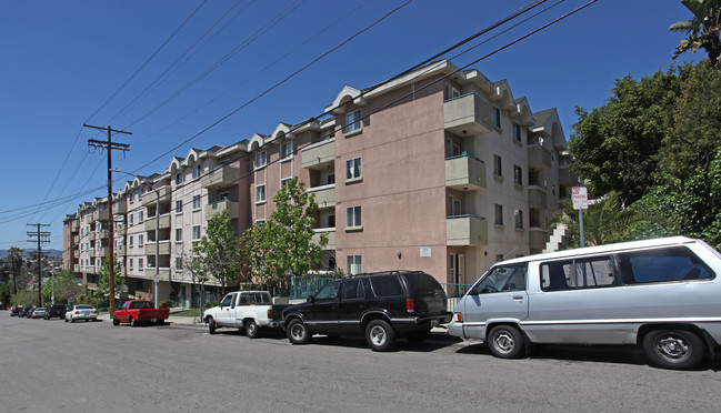 Courtland City Lights Apartments in Los Angeles, CA - Foto de edificio - Building Photo