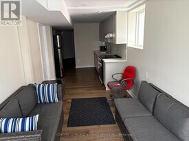 11 Portrush Trail in Brampton, ON - Building Photo