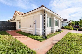 18501 NW 55th Ave in Miami Gardens, FL - Building Photo - Building Photo