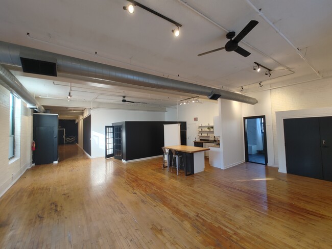 17 N Elizabeth St, Unit 2R in Chicago, IL - Building Photo - Building Photo