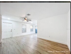 6233 Dewdrop Way in Tampa, FL - Building Photo - Building Photo