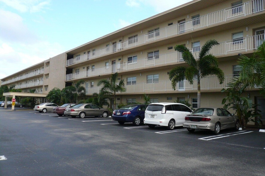 330 NE 26th Ave, Unit 2120 in Boynton Beach, FL - Foto de edificio