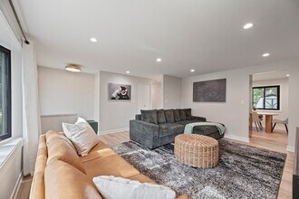 208 W Hartford Dr in Schaumburg, IL - Foto de edificio - Building Photo