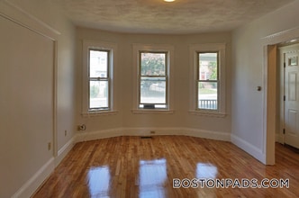 381 Crescent St, Unit 1 in Waltham, MA - Building Photo - Building Photo