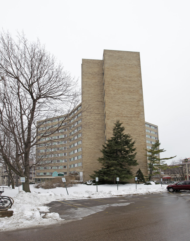Chadbourne Hall in Madison, WI - Foto de edificio - Building Photo
