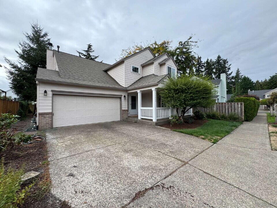 14904 SE Paddington Rd in Clackamas, OR - Building Photo