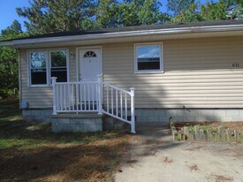 611 Drypoint Ln in Hope Mills, NC - Building Photo