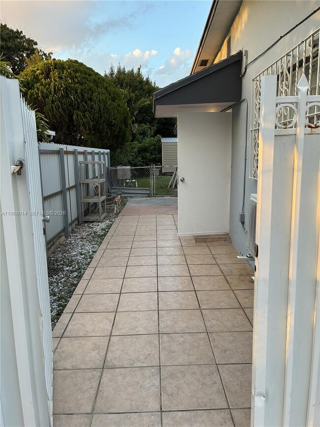 329 W 41st St in Hialeah, FL - Building Photo - Building Photo