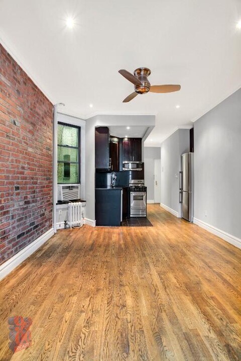 250 Mott St in New York, NY - Building Photo