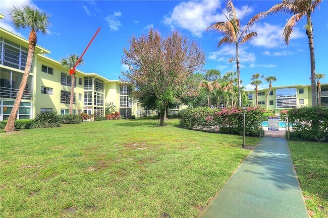 1100 Ponce De Leon Cir, Unit APT W305 in Vero Beach, FL - Foto de edificio - Building Photo