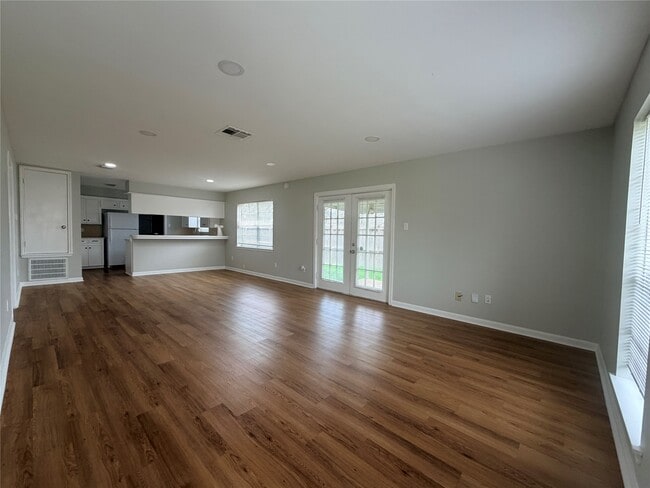 10402 Belfast Rd in La Porte, TX - Building Photo - Building Photo