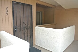 2875 N Los Felices Rd in Palm Springs, CA - Building Photo - Building Photo