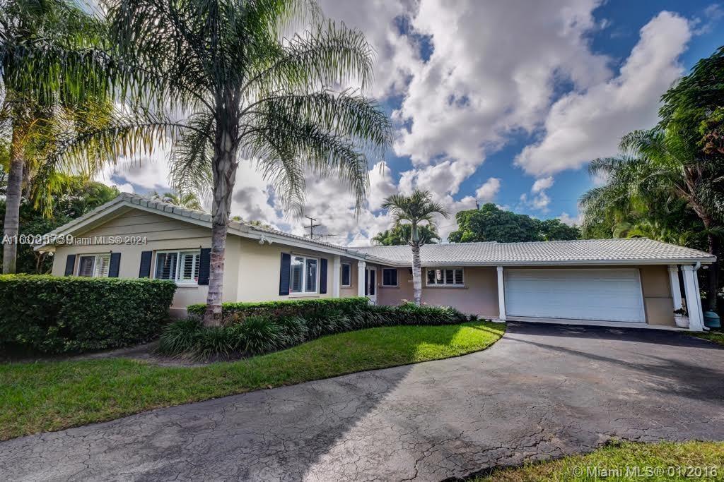 7300 SW 121st St in Pinecrest, FL - Foto de edificio